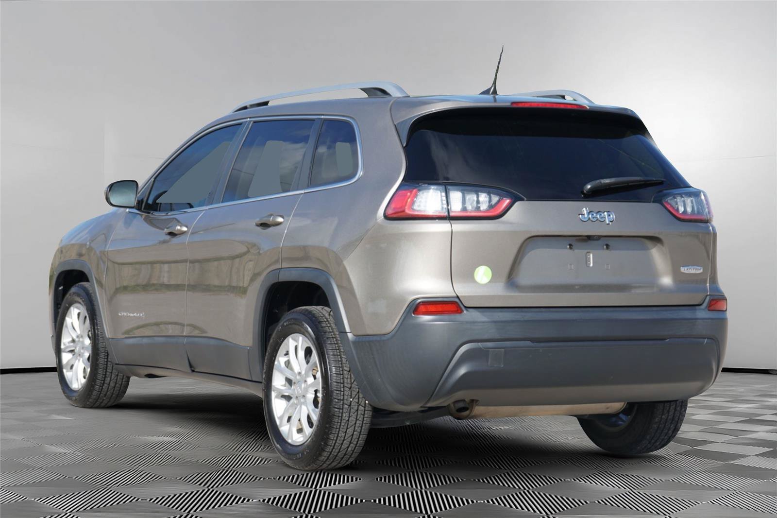 Used 2019 Jeep Cherokee Latitude w/ Popular Appearance Group FWD image 6