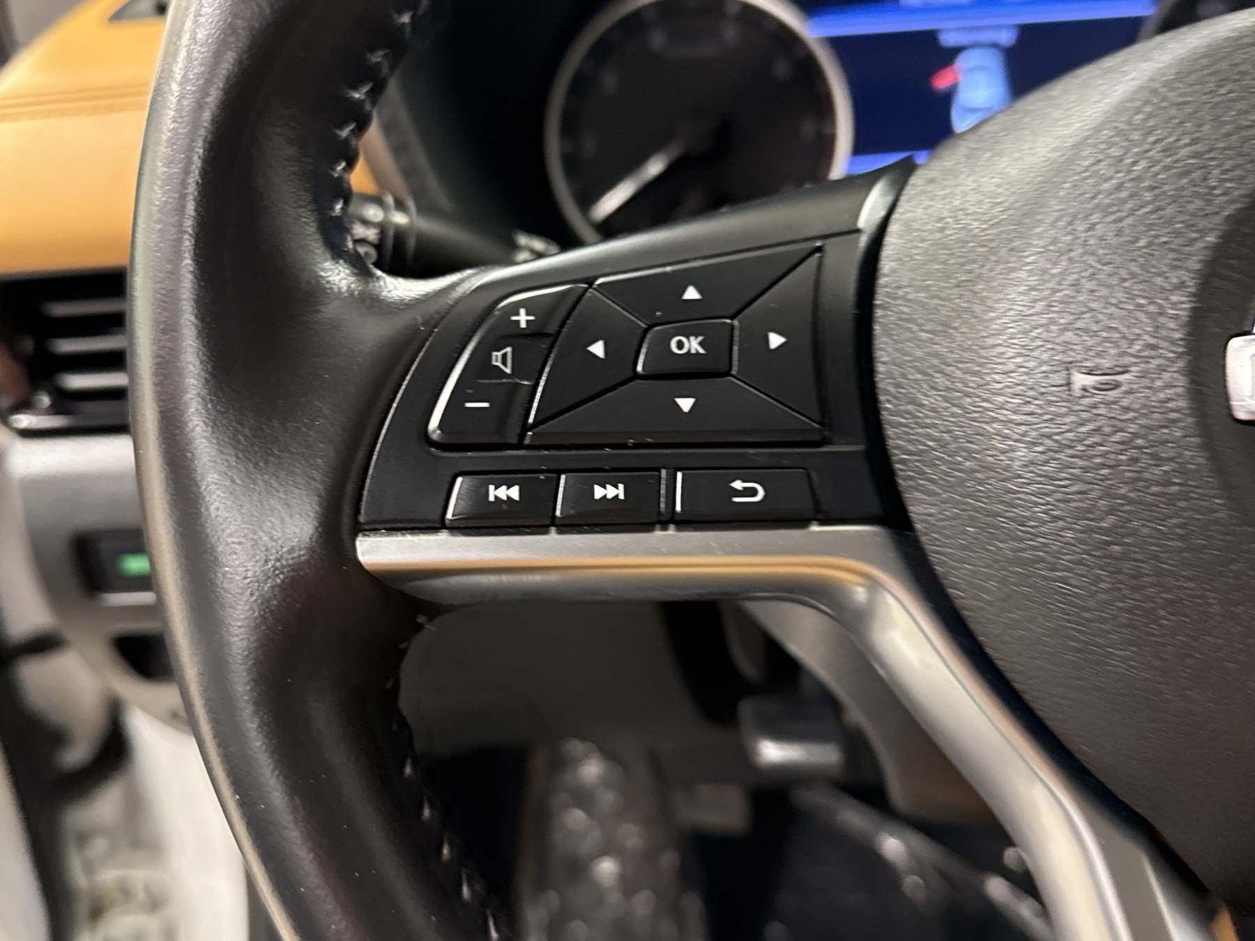 Used 2024 Nissan Sentra SV w/ SV Premium Package image 10