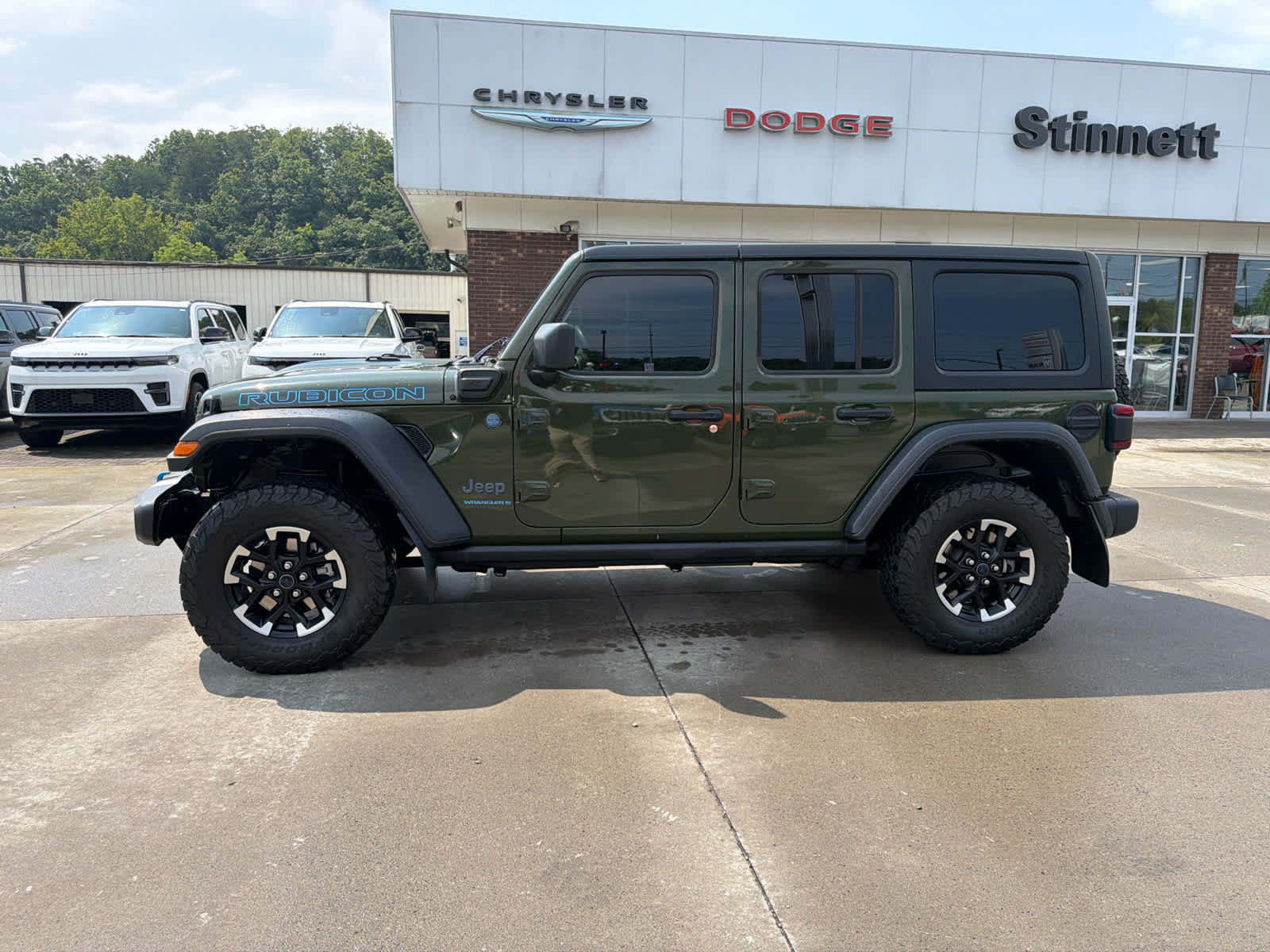 Used 2024 Jeep Wrangler Unlimited Rubicon 4xe w/ Technology Group AWD/4WD image 5