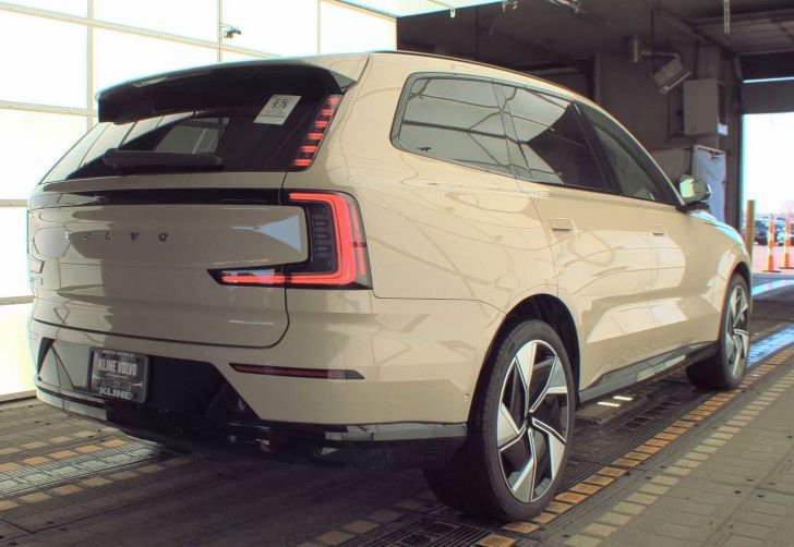 Used 2025 Volvo EX90 Ultra AWD/4WD image 2