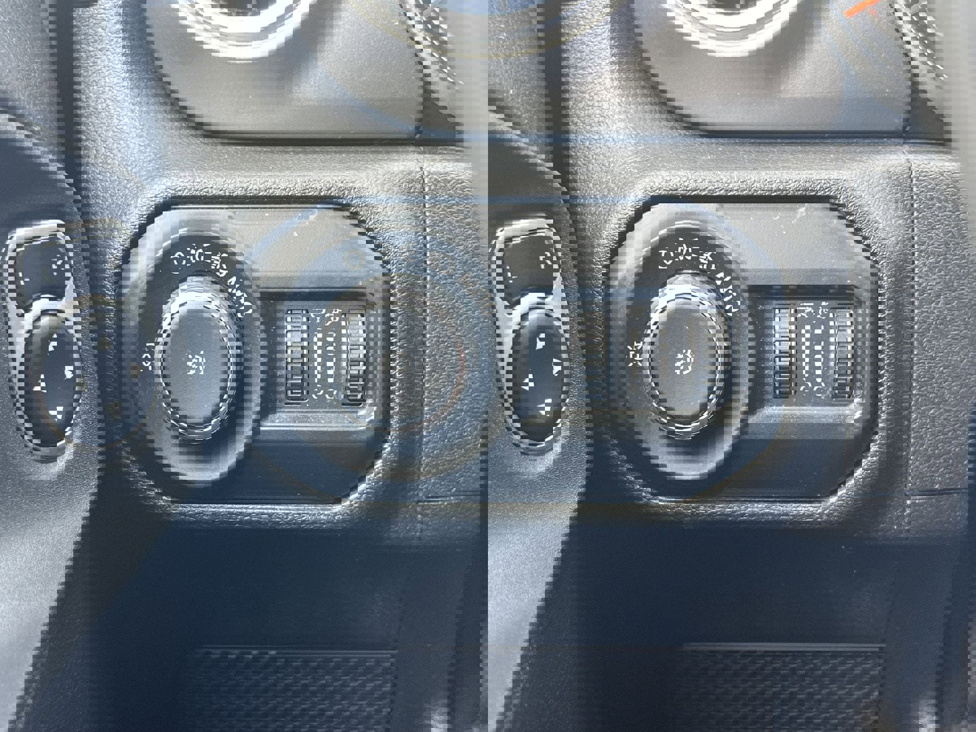 Used 2019 Jeep Wrangler Unlimited Sahara w/ Cold Weather Group image 13