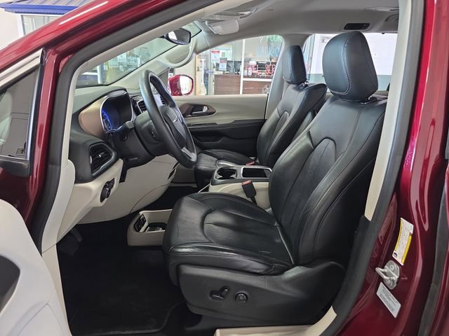 Used 2017 Chrysler Pacifica Touring-L Plus image 4