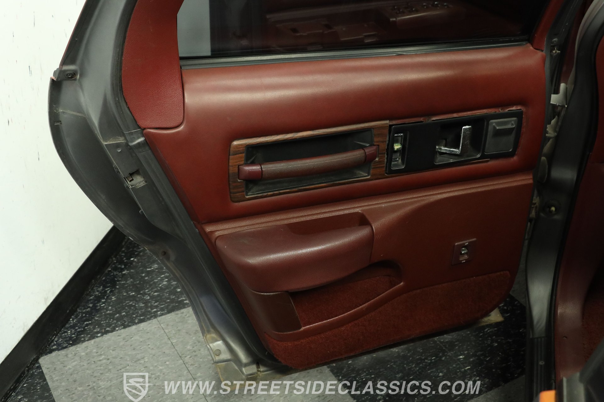 Used 1992 Oldsmobile Custom Cruiser RWD image 34