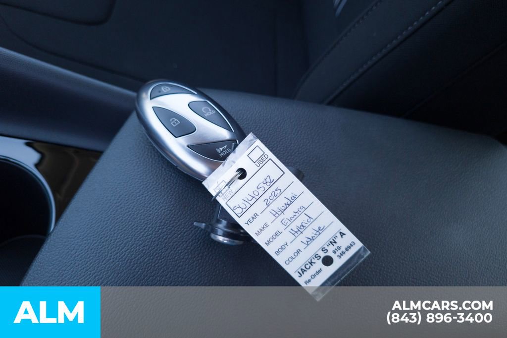 Used 2025 Hyundai Elantra Blue image 30