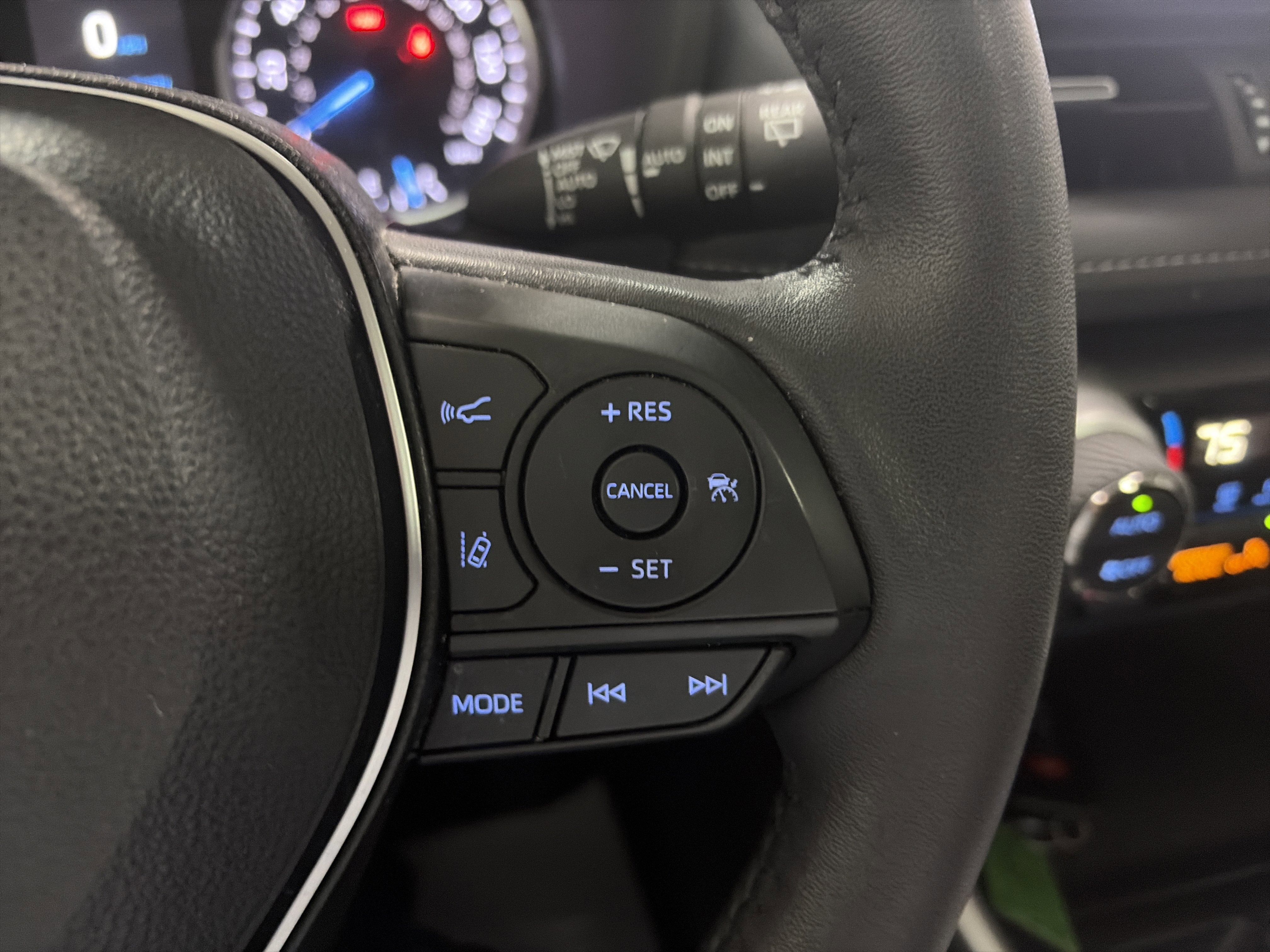 Used 2022 Toyota RAV4 XLE Premium image 18