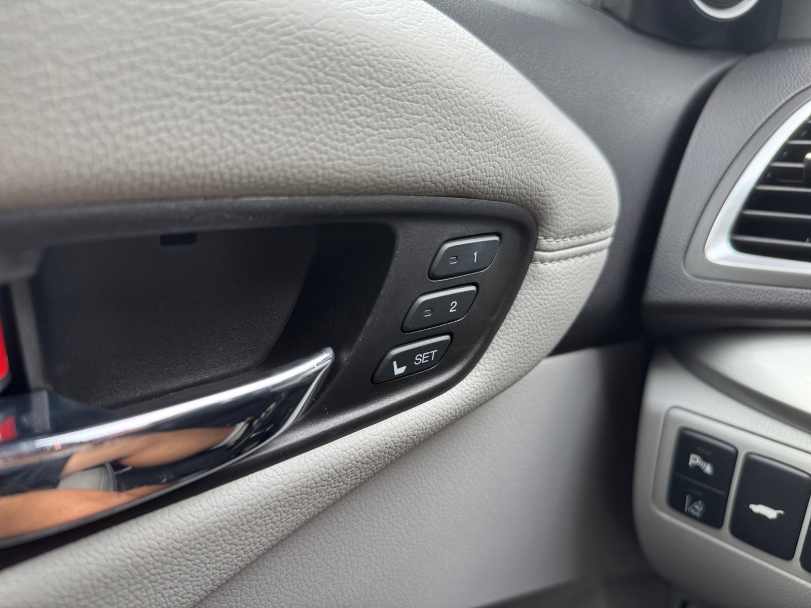 Used 2017 Acura RDX AWD w/ Advance Package image 17
