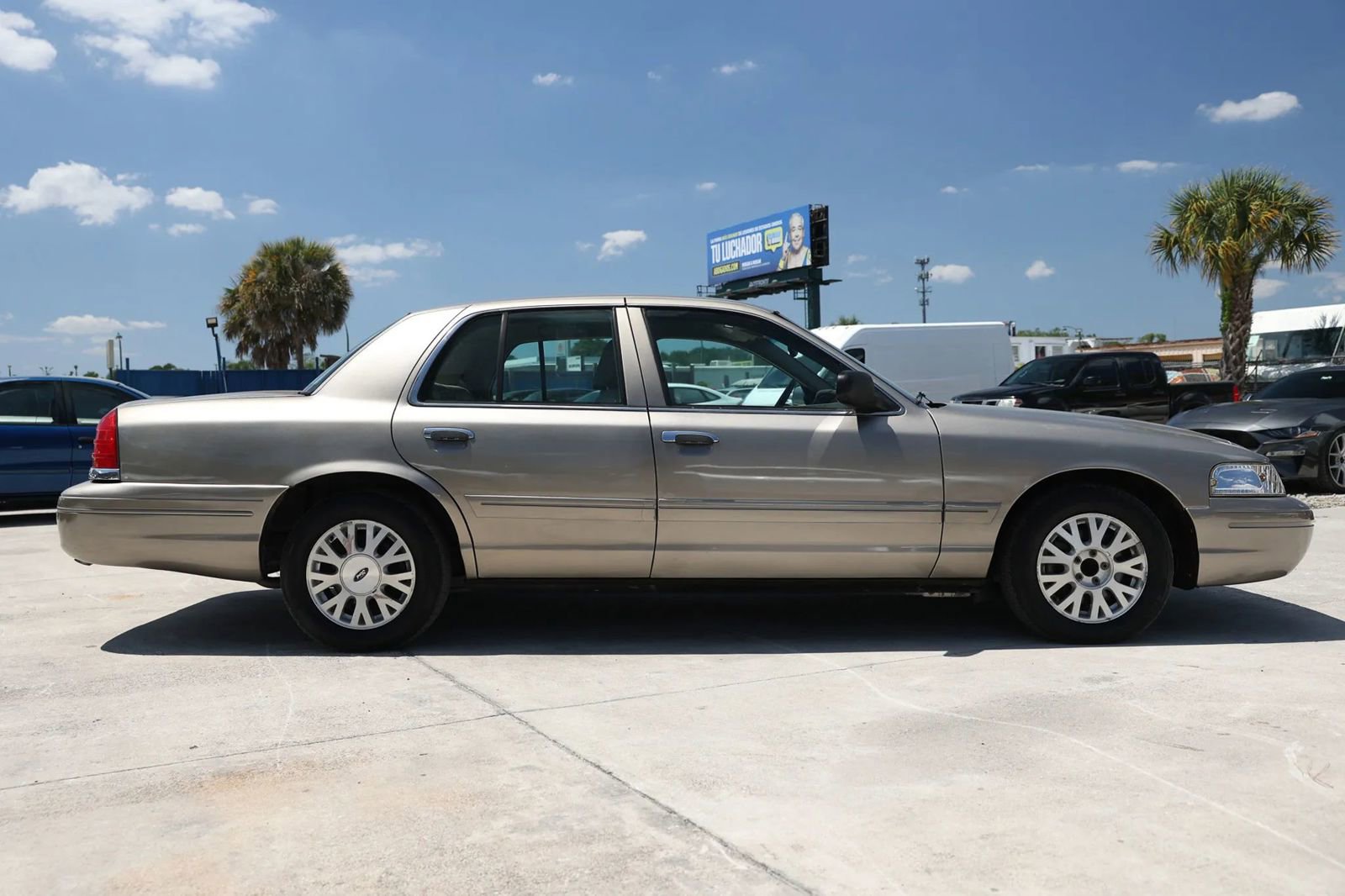 Used 2004 Ford Crown Victoria LX RWD image 8