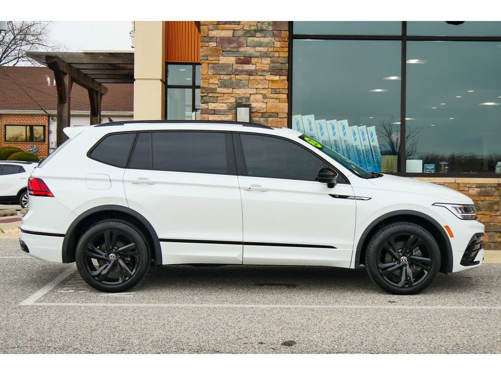 Used 2023 Volkswagen Tiguan SE R-Line AWD/4WD image 2