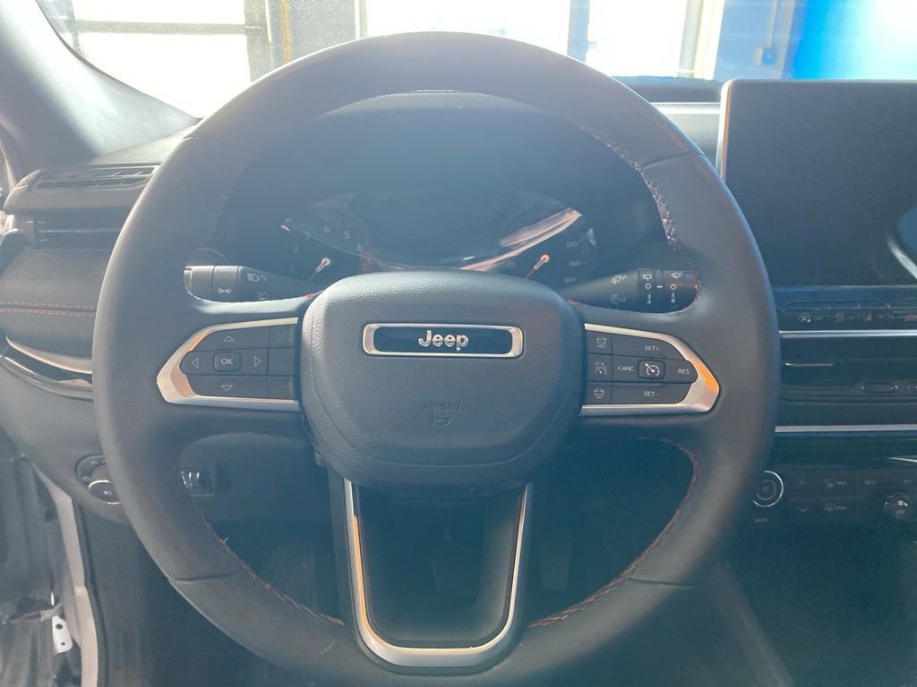Used 2025 Jeep Compass Trailhawk AWD/4WD image 6