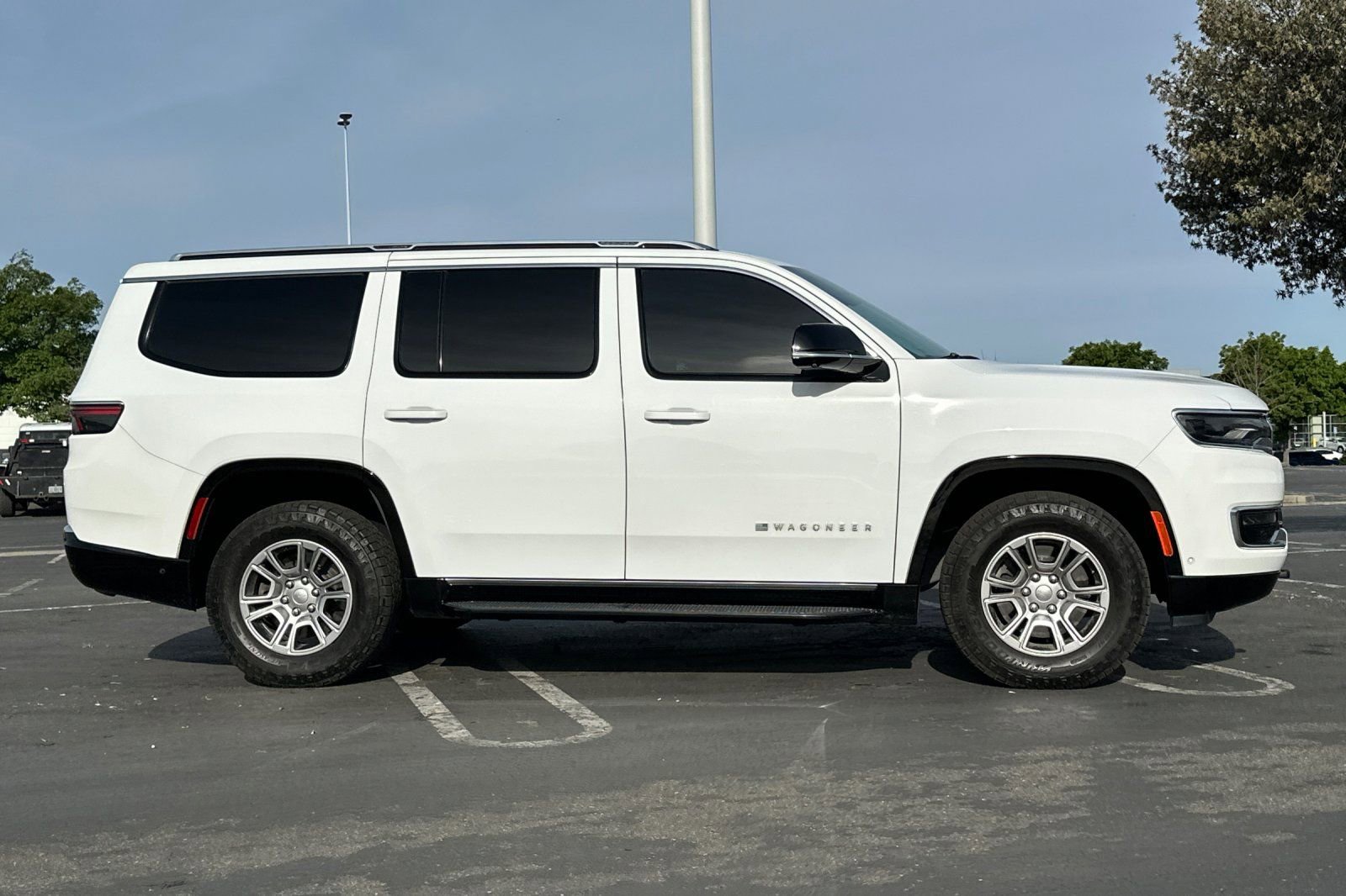 Used 2023 Jeep Wagoneer 4WD w/ Convenience Group I image 3