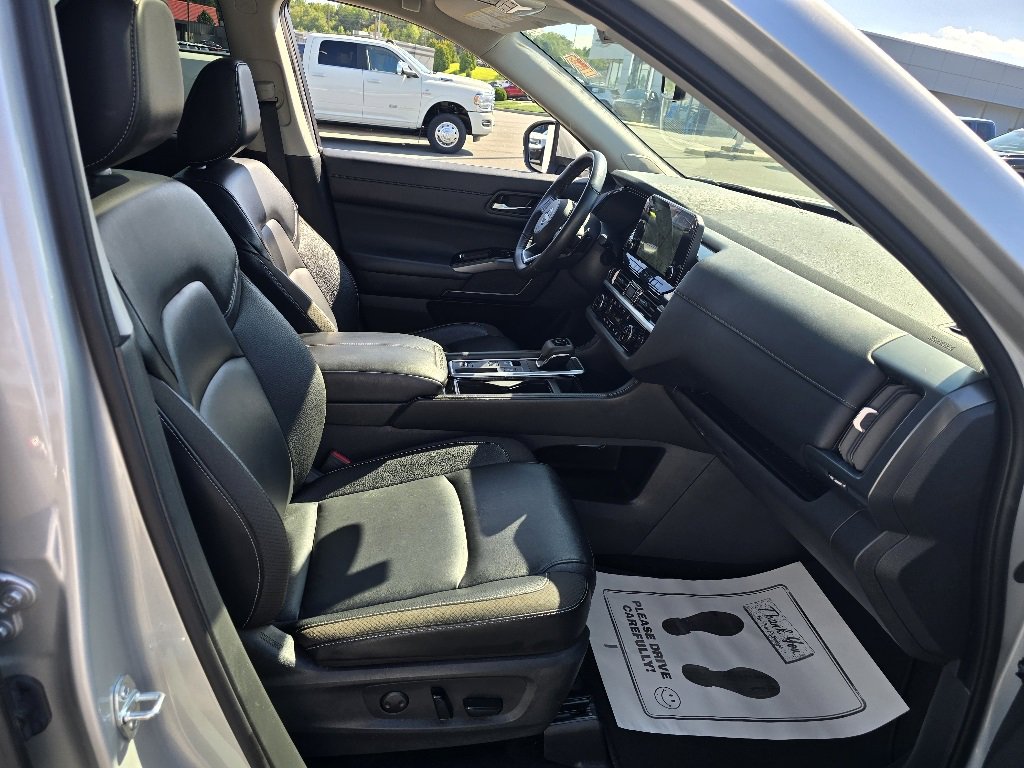 Used 2024 Nissan Pathfinder SL w/ SL Premium Package image 16