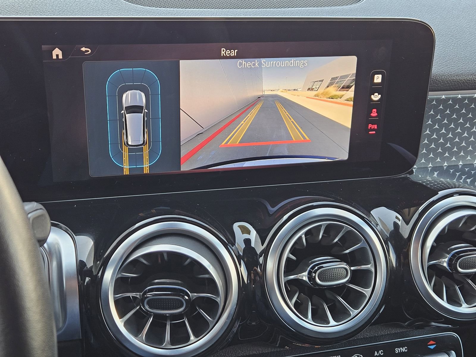 Used 2025 Mercedes-Benz GLB 250 4MATIC image 23