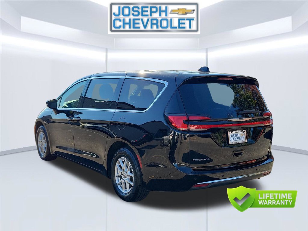 Used 2024 Chrysler Pacifica Touring-L FWD image 5