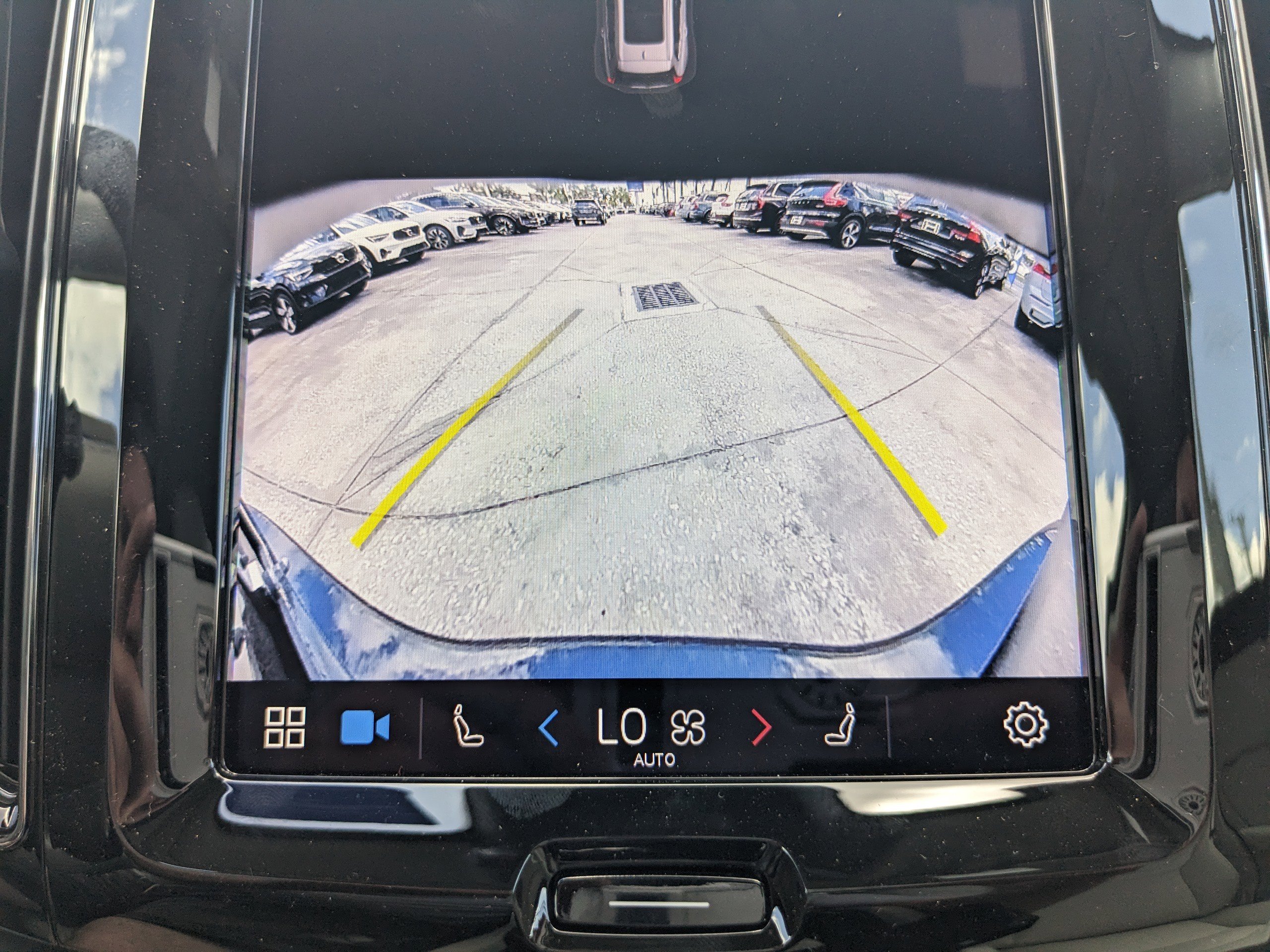 New 2025 Volvo XC60 T8 Core image 30