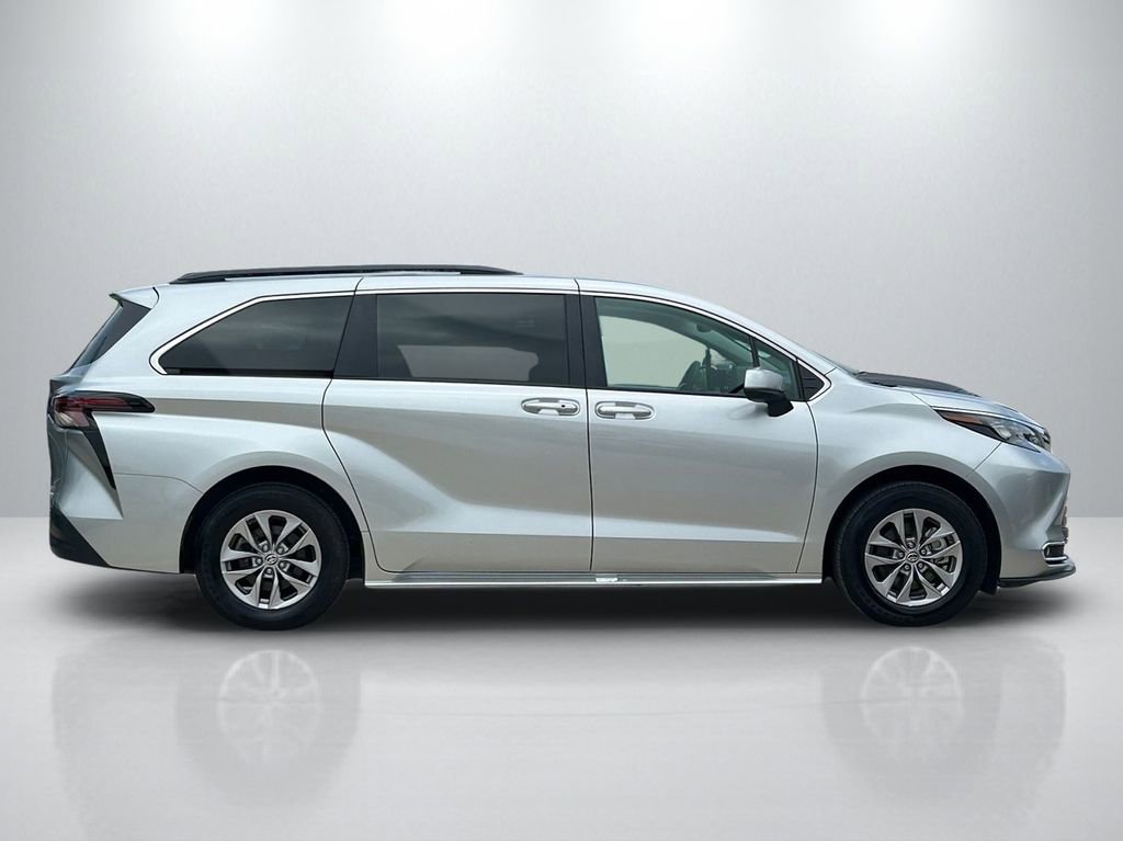 Used 2024 Toyota Sienna XLE w/ XLE Plus Package FWD image 4