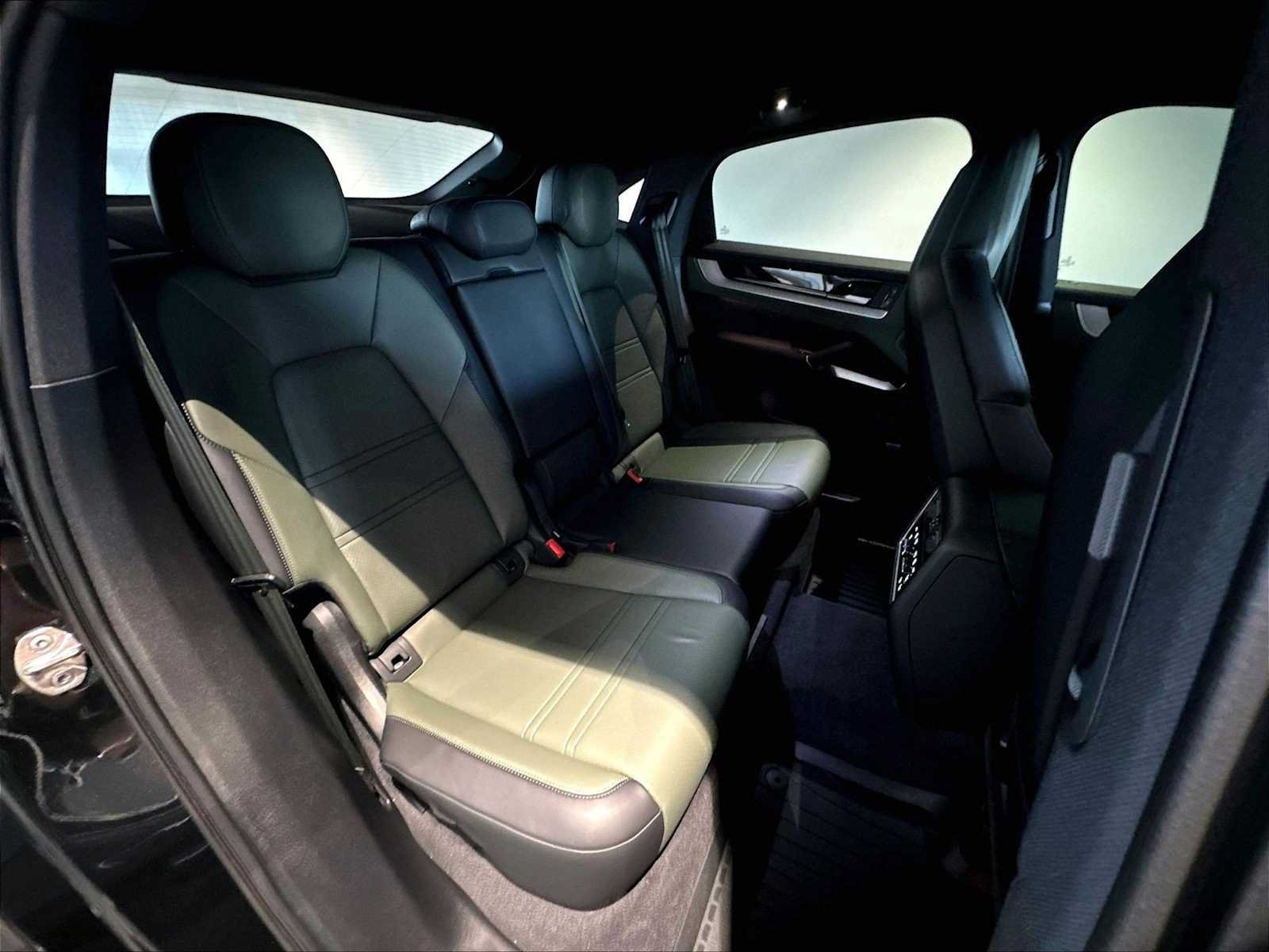 Used 2024 Porsche Cayenne S w/ Premium Package Plus (PP1) AWD/4WD image 33