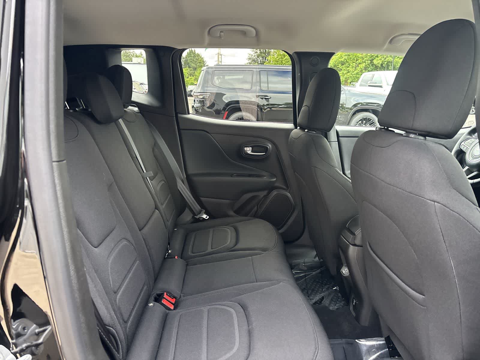 Certified 2022 Jeep Renegade Latitude w/ Convenience Group AWD/4WD image 6