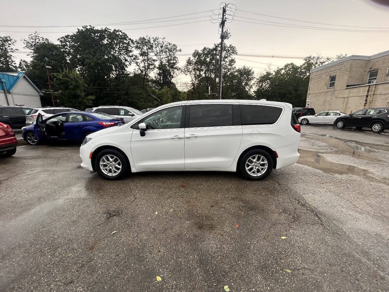 Used 2017 Chrysler Pacifica LX FWD image 4