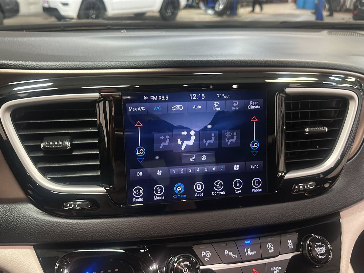 Used 2019 Chrysler Pacifica Touring Plus w/ Advanced Safetytec Group FWD image 22