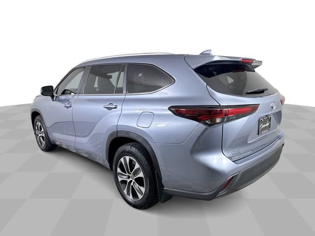 Used 2024 Toyota Highlander XLE AWD/4WD image 6