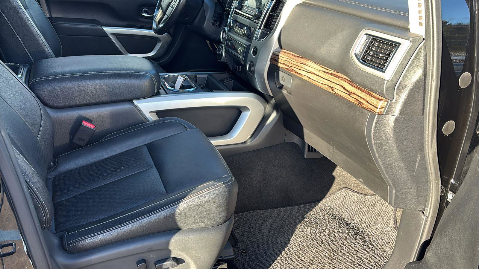 Used 2020 Nissan Titan SL w/ Moonroof Package image 19