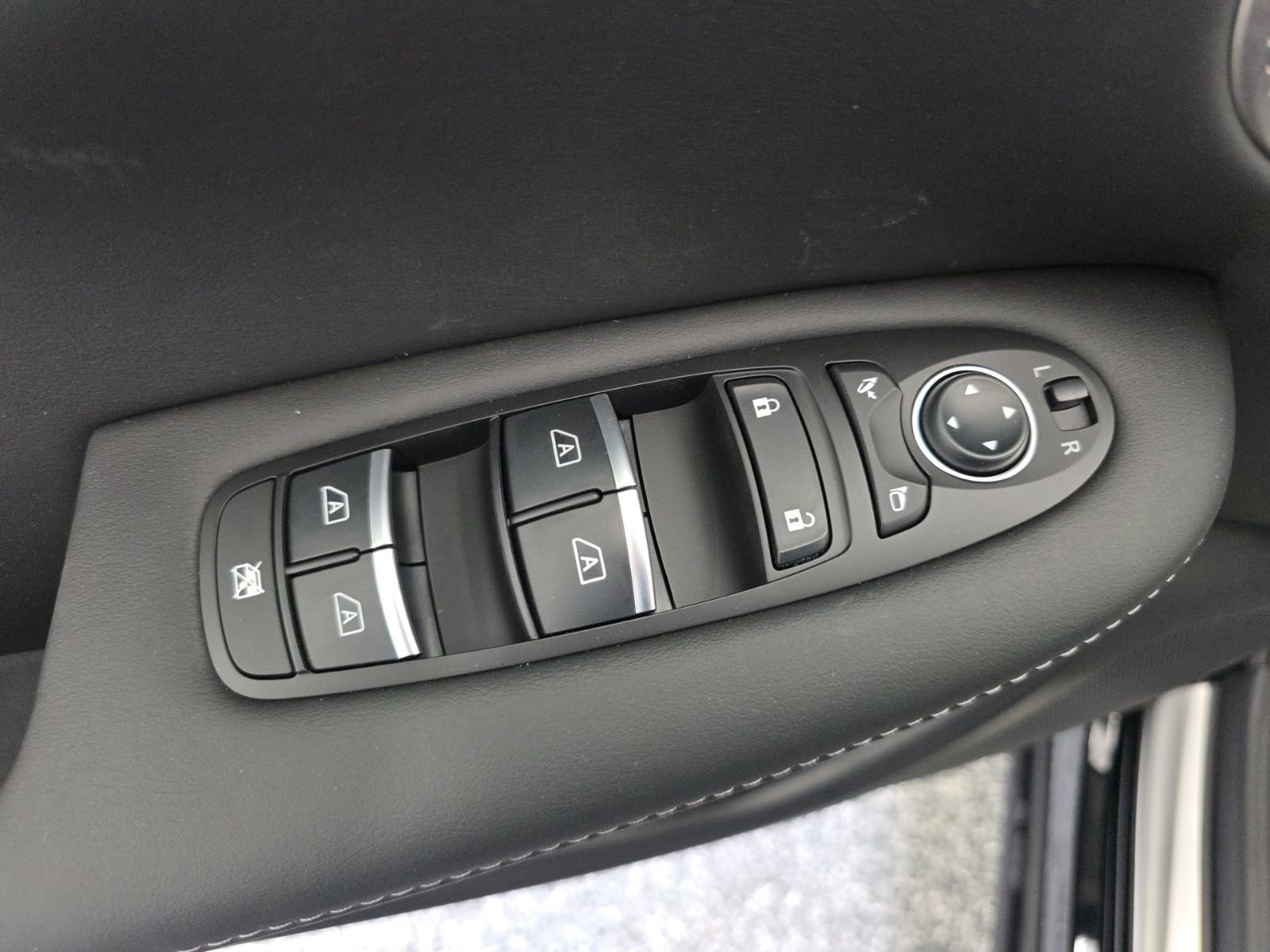 New 2025 INFINITI QX50 Luxe image 23