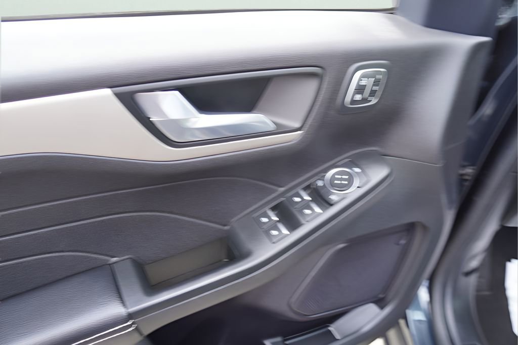 Used 2022 Ford Escape SEL w/ Technology Package image 16