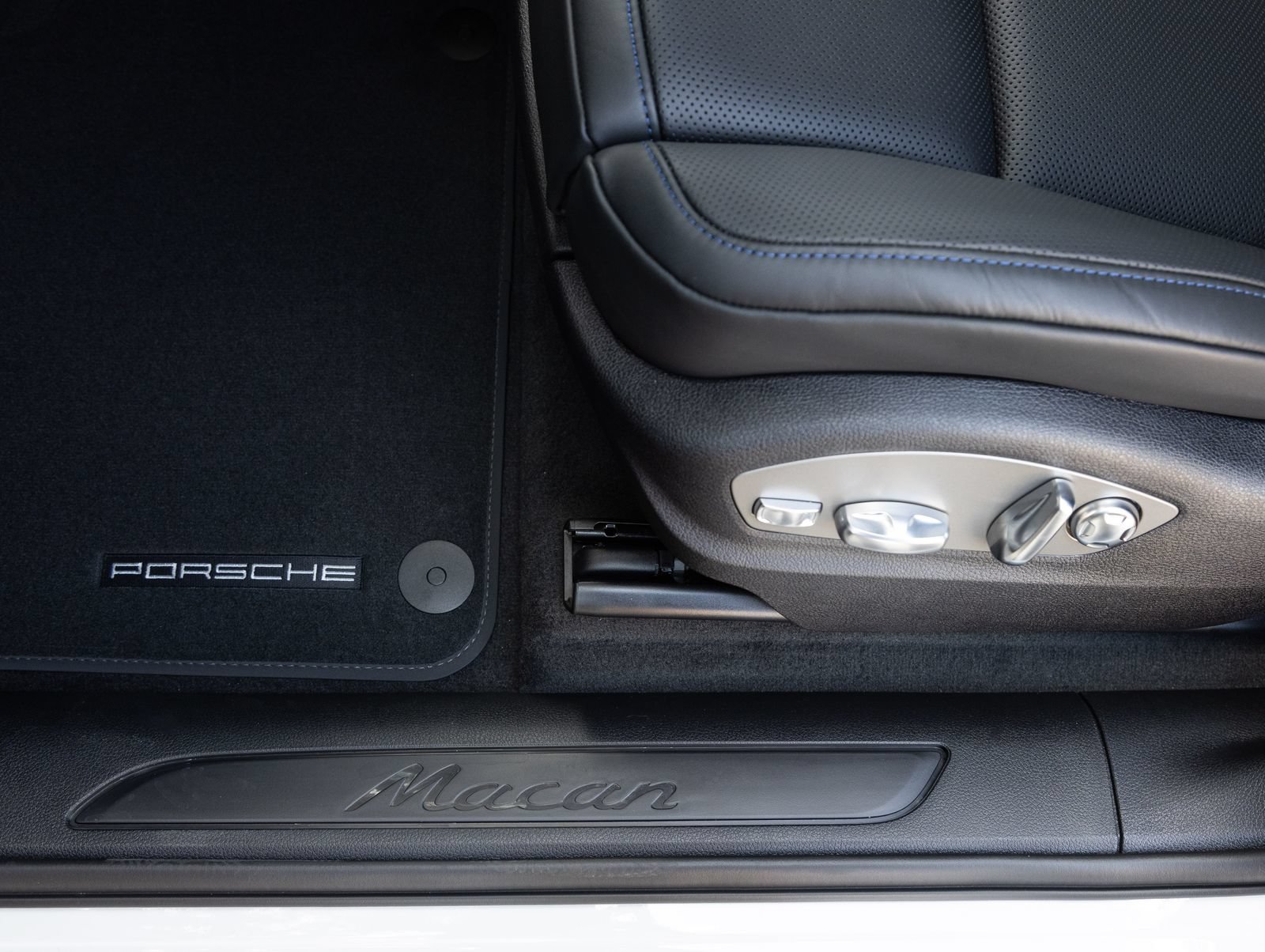 New 2026 Porsche Macan AWD/4WD image 20