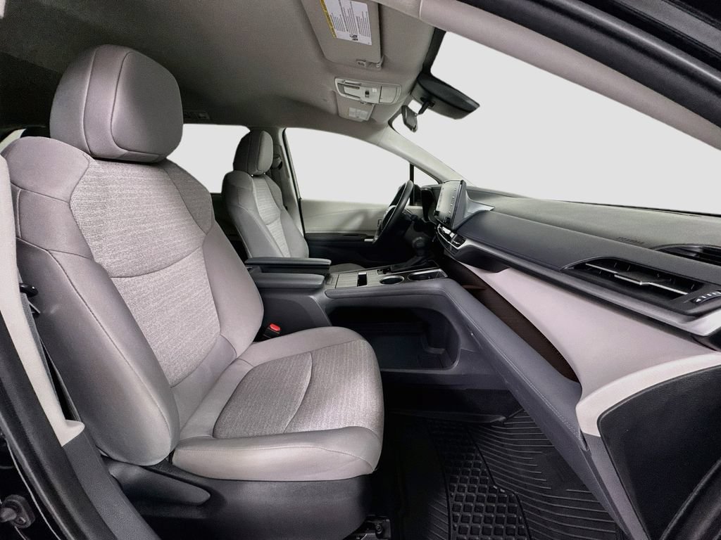 Used 2024 Toyota Sienna LE FWD image 29