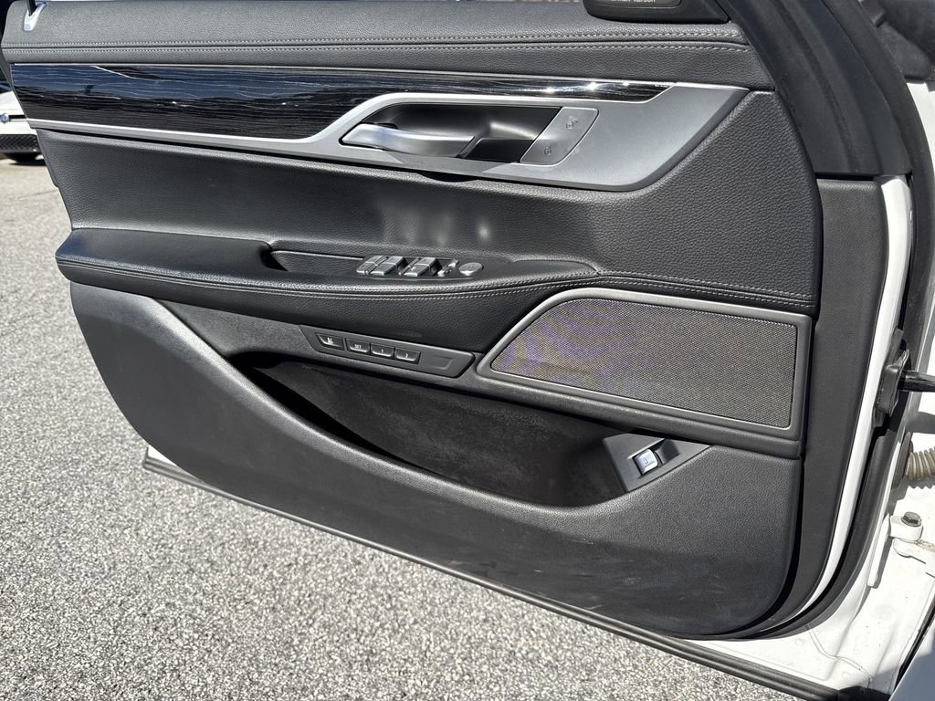 Used 2022 BMW 740i w/ M Sport Package RWD image 17