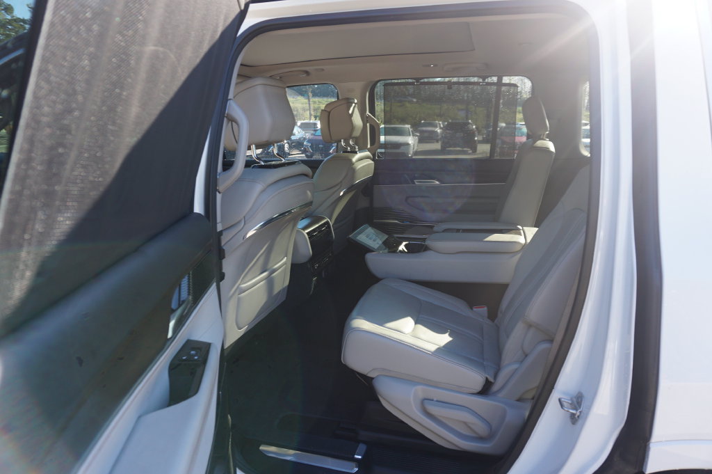 Used 2023 Jeep Grand Wagoneer 4WD image 19