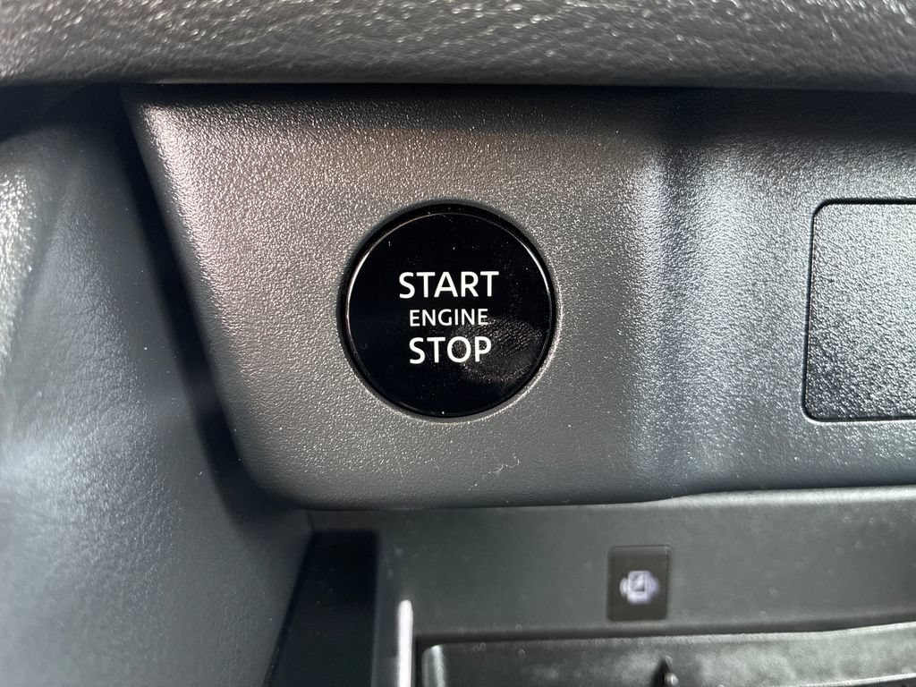 Used 2025 Nissan Rogue SL AWD/4WD image 29