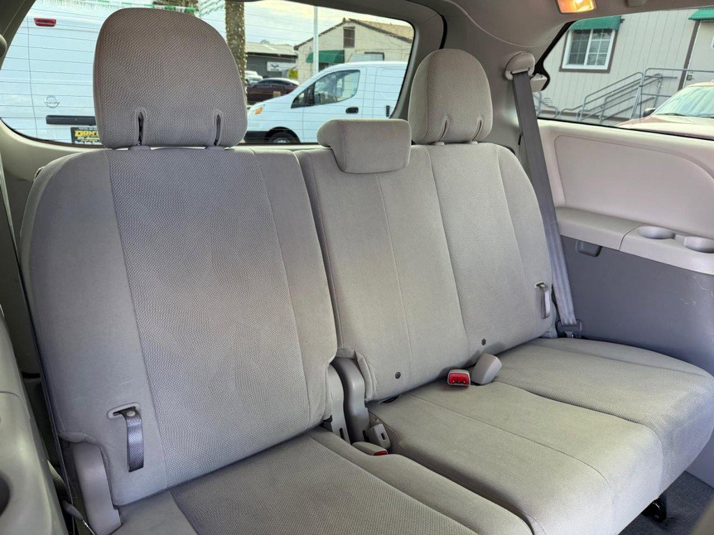 Used 2014 Toyota Sienna L image 34