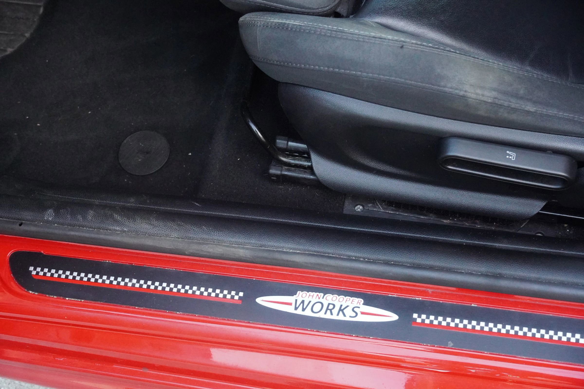 Used 2015 MINI Cooper 2-Door Hardtop image 10