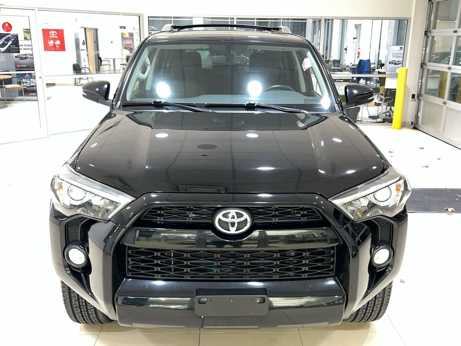 Used 2016 Toyota 4Runner SR5 Premium w/ Convenience Package image 3