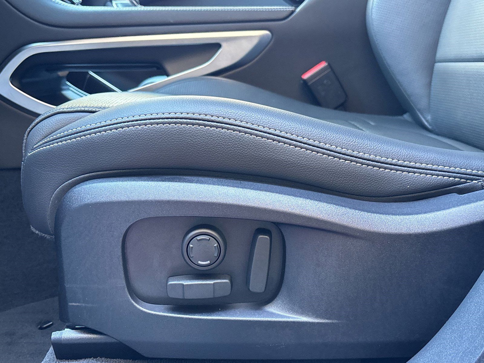 Used 2026 Jaguar F-PACE R-Dynamic S image 14