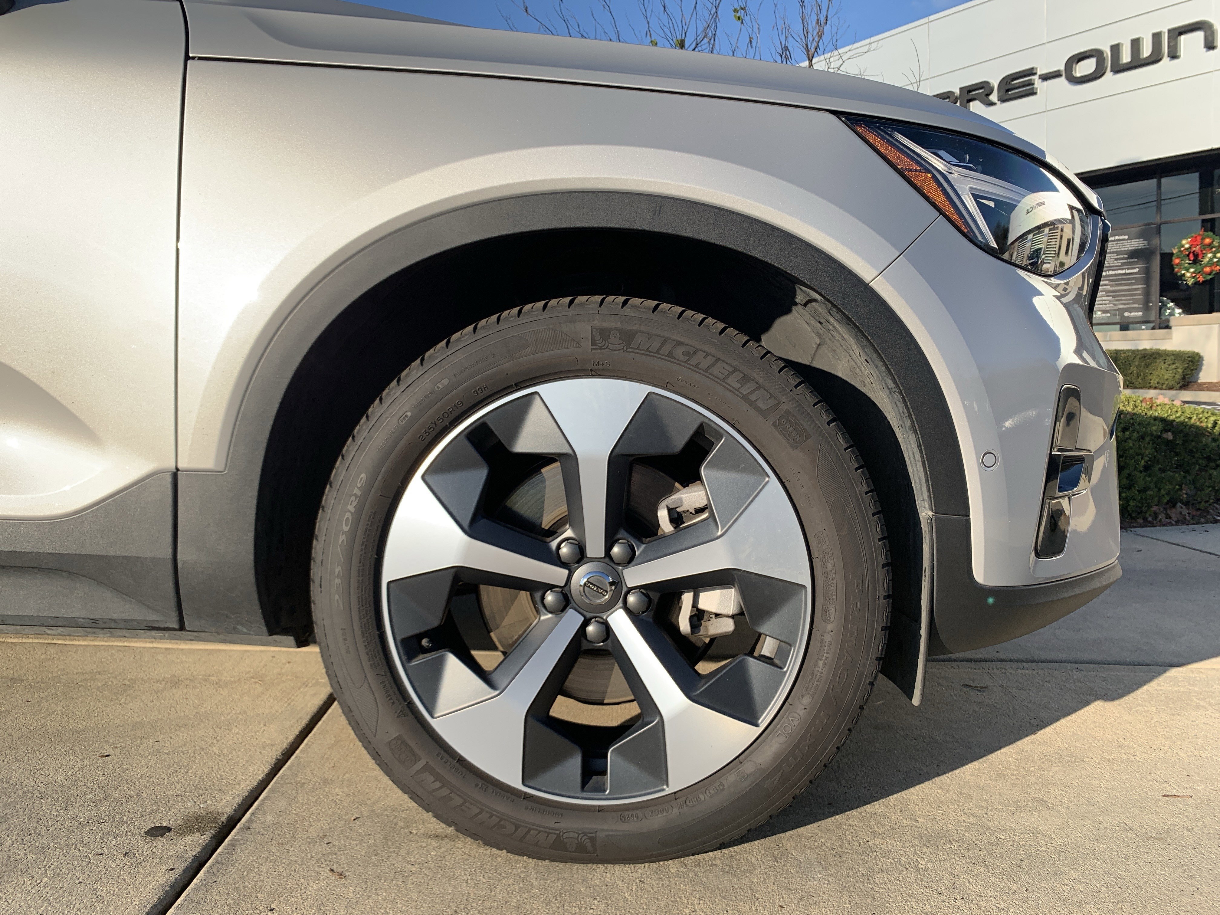 Used 2025 Volvo XC40 B5 Plus image 13