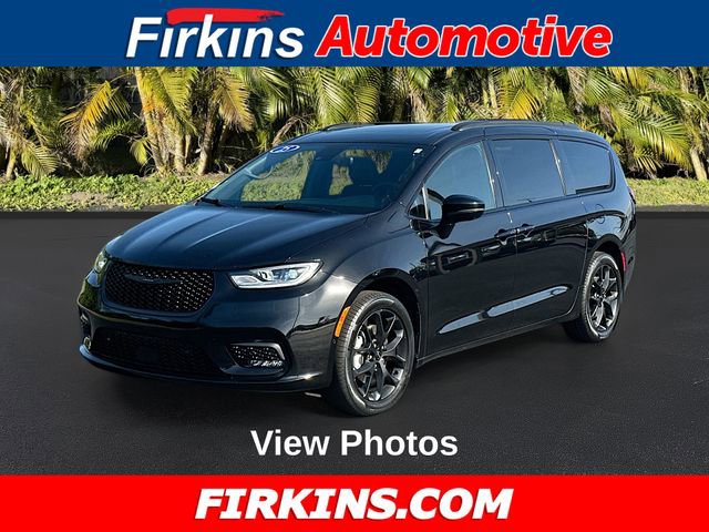 Used 2025 Chrysler Pacifica Limited w/ Uconnect Theater Family Group AWD/4WD image 1