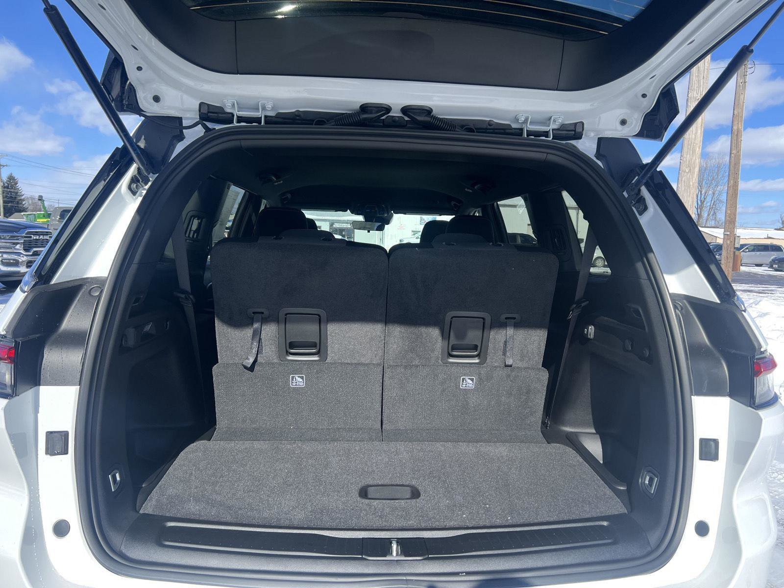 New 2026 Jeep Grand Cherokee L Laredo image 32