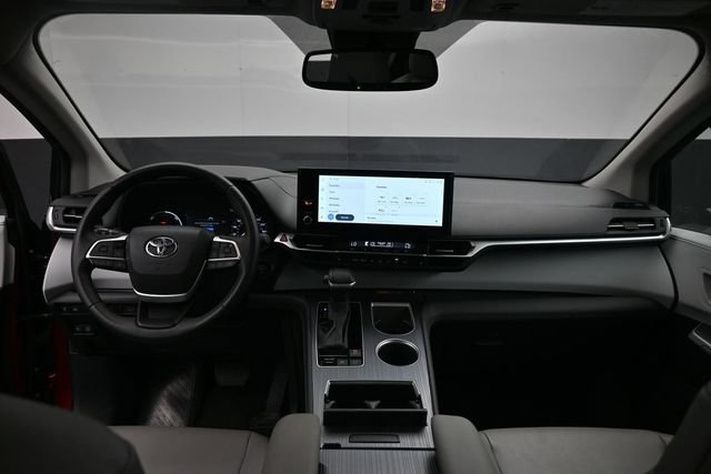 Used 2025 Toyota Sienna XLE FWD image 23