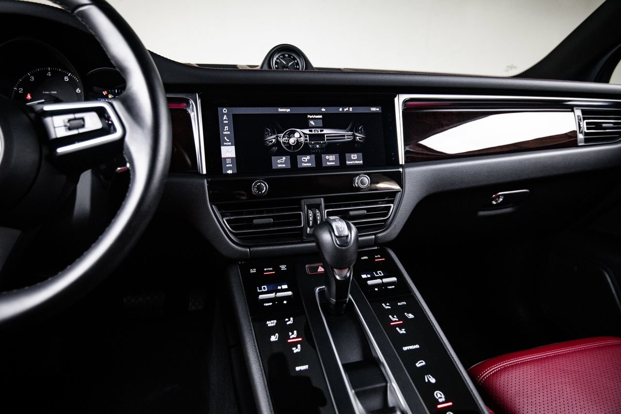 Certified 2023 Porsche Macan AWD/4WD image 19