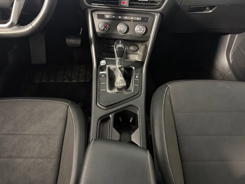 Used 2022 Volkswagen Taos SE w/ Panoramic Sunroof Package FWD image 16