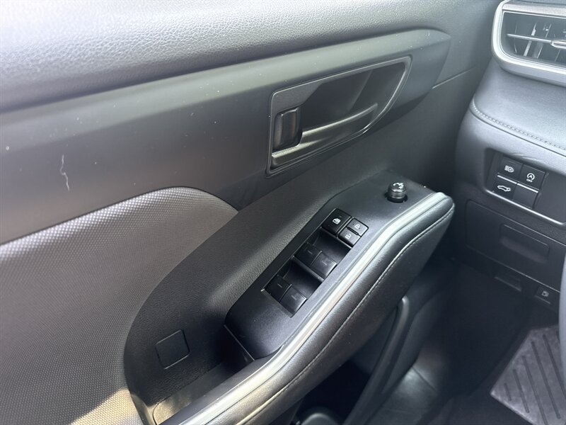 Used 2024 Toyota Highlander LE AWD/4WD image 40
