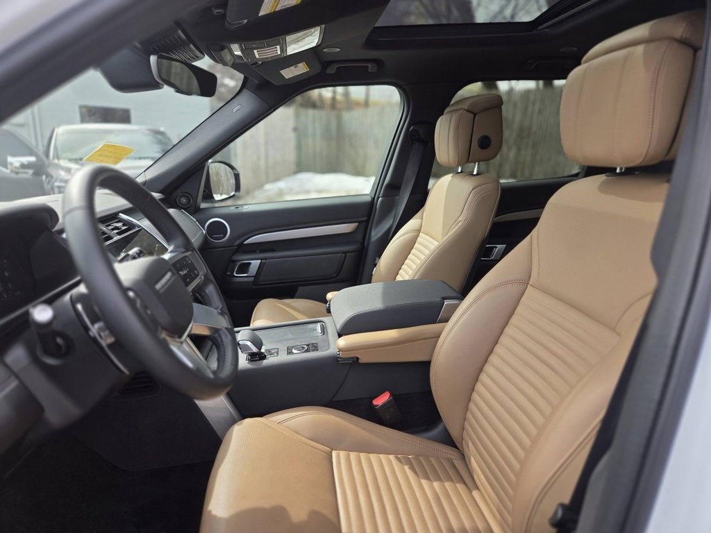 Used 2025 Land Rover Discovery Dynamic SE image 18