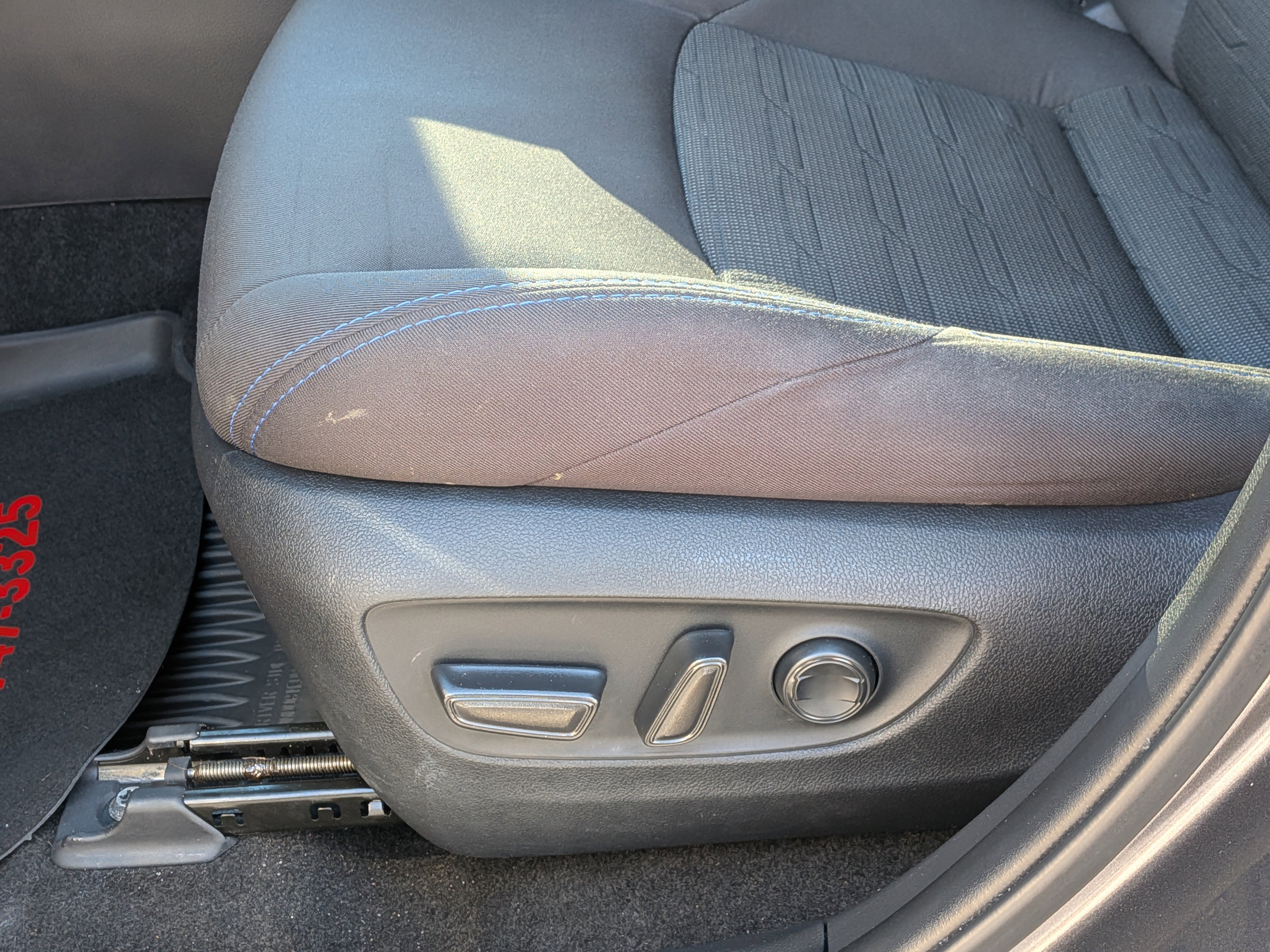 Used 2023 Toyota RAV4 SE image 15