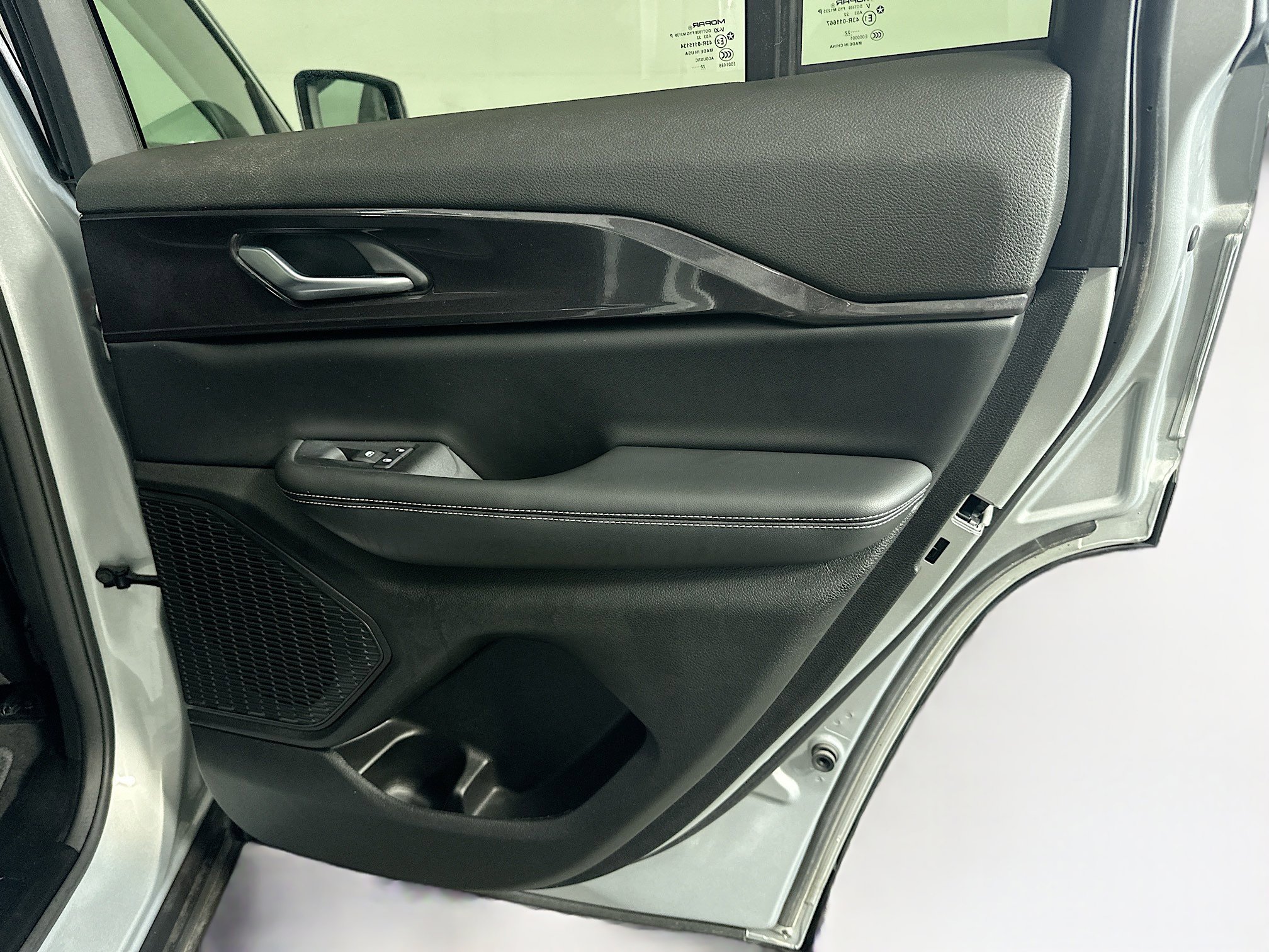 Used 2023 Jeep Grand Cherokee Laredo image 31