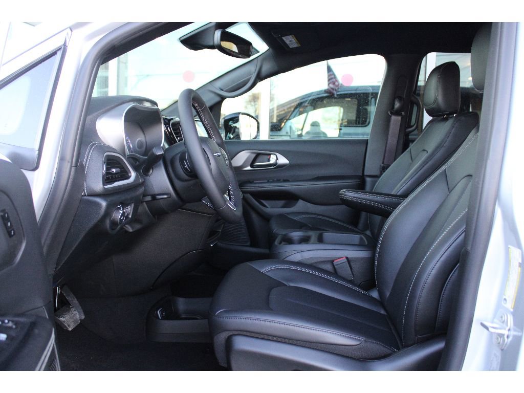 New 2026 Chrysler Pacifica Select image 12