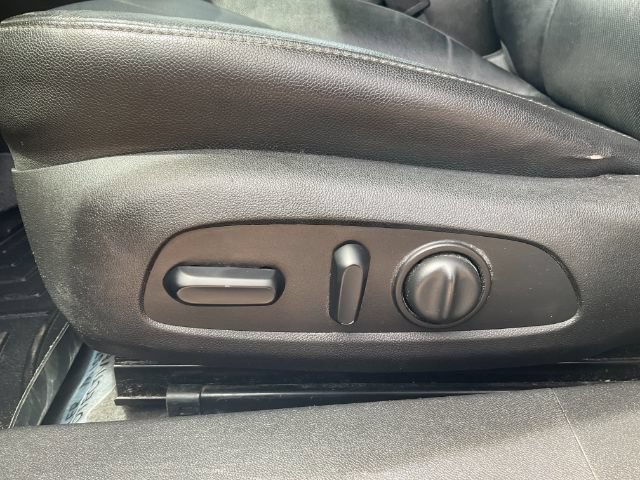 Used 2018 Chevrolet Malibu Premier w/ Premier Sun and Wheel Package FWD image 13
