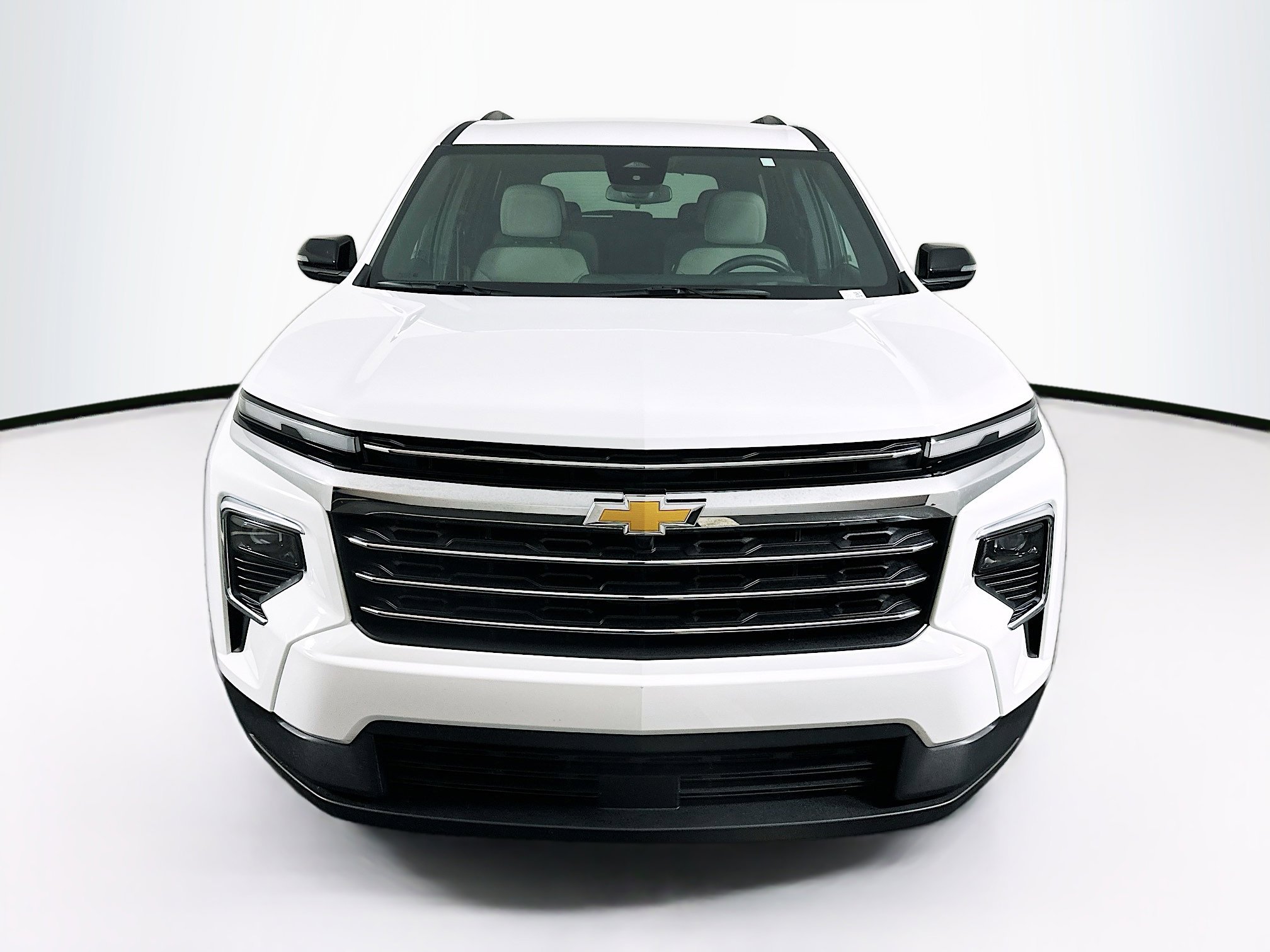 Used 2025 Chevrolet Traverse LT image 2