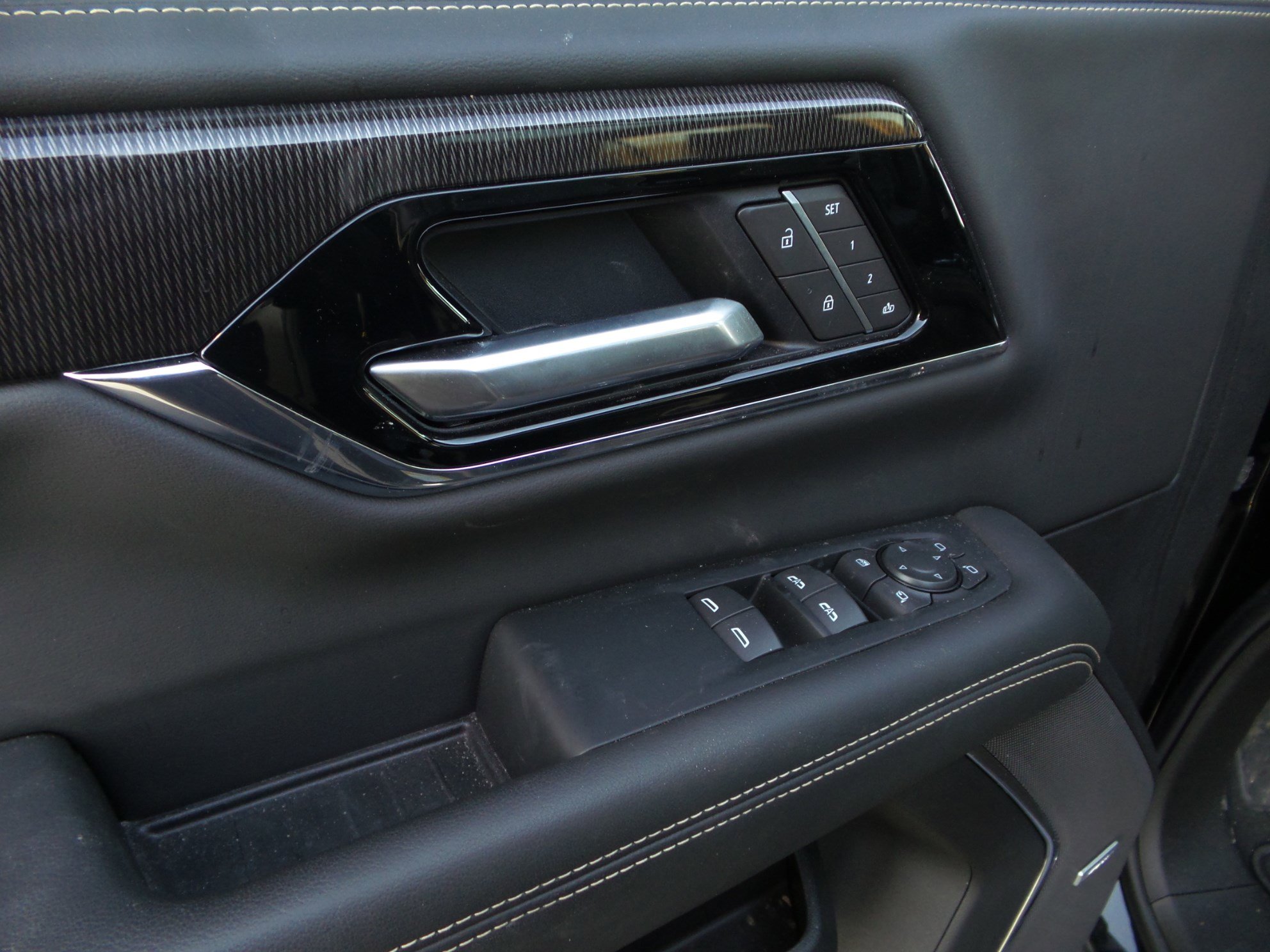 Used 2025 GMC Yukon Elevation image 28